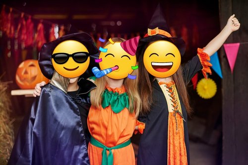 Drei Kinder im Halloween-Kostüm, Gesichter durch Smileys verdeckt