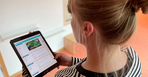 Kathrin Reize vom Evangelischen Markus-Kindergarten ist begeistert von der neuen App "Care" für die Kitas. (Bild: Stadt Ravensburg)
