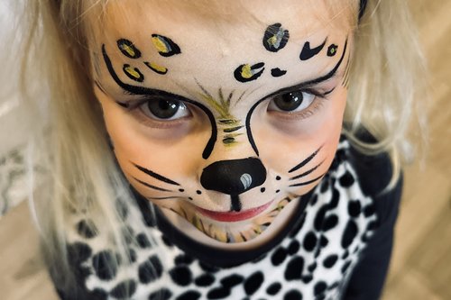 Kind im Kostüm Katze für Karneval