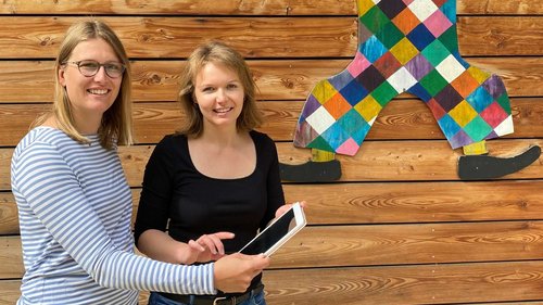 Gute Erfahrungen: Die Erzieherinnen Lisa Liszkowski (l.) und Sabrina Fischer vom Pfarrkindergarten Otterfing schätzen die Kita-App. Sie verschafft ihnen mehr Freiräume für die Arbeit mit den Kindern.