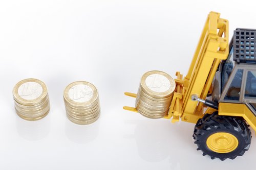 Ein Spielzeug-Gabelstapler bringt Euro-Münzen