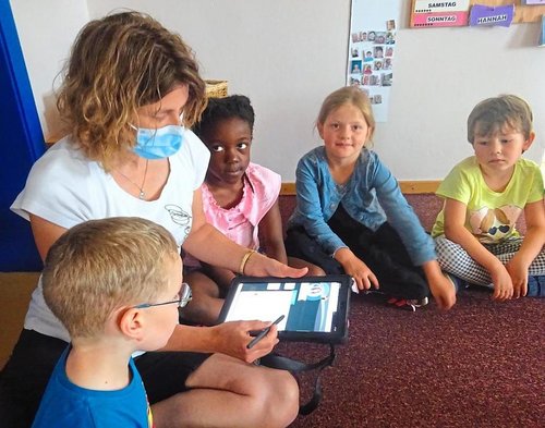 Digitalisierung in der Kindertagesstätte: In der Kita Hofstetten wird eine neue App verwendet, die auf einem Tablet installiert ist und den Erzieherinnen gerade bei Verwaltungsaufgaben hilft. | Foto: Templer